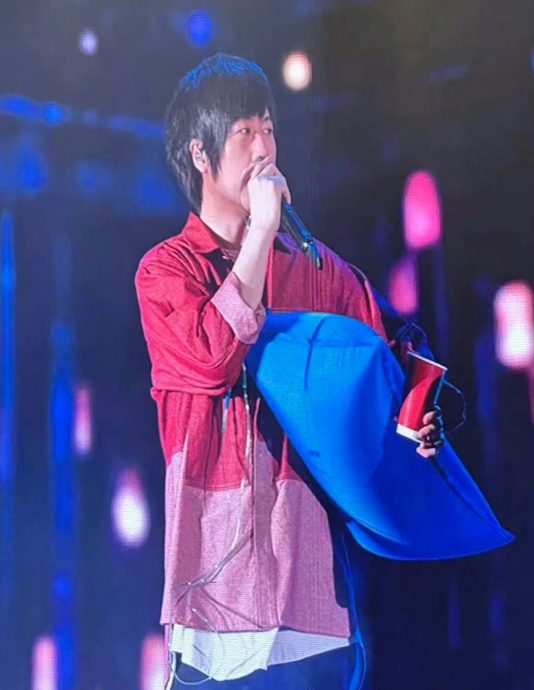 ​阿信边吸氧边唱 鼻插管子绕全身画面曝光