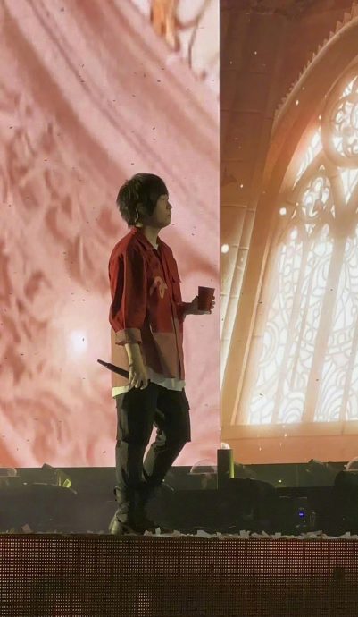 ​阿信边吸氧边唱 鼻插管子绕全身画面曝光