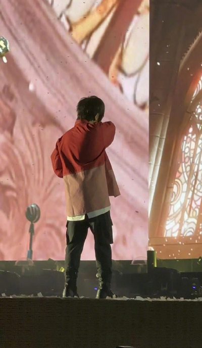 ​阿信边吸氧边唱 鼻插管子绕全身画面曝光