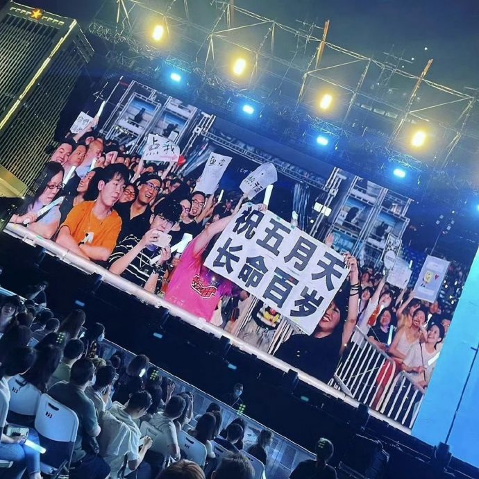 ​阿信边吸氧边唱 鼻插管子绕全身画面曝光