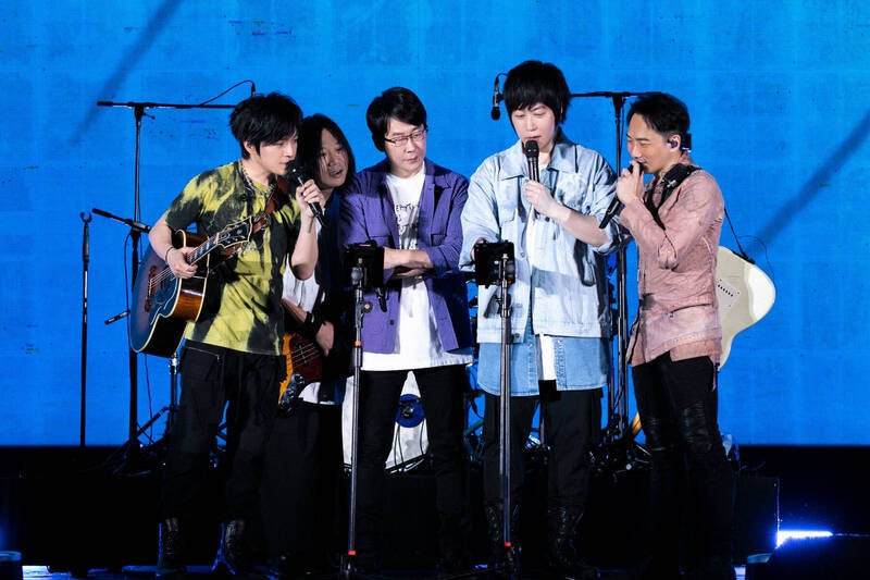 ​阿信边吸氧边唱 鼻插管子绕全身画面曝光