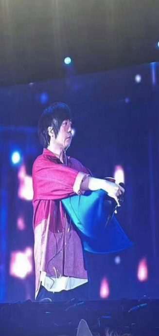 ​阿信边吸氧边唱 鼻插管子绕全身画面曝光