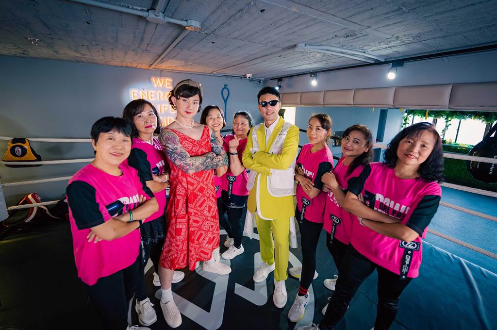 陈威全《妈妈挡》送全天下母亲 携妈妈团跳Mamak广场舞