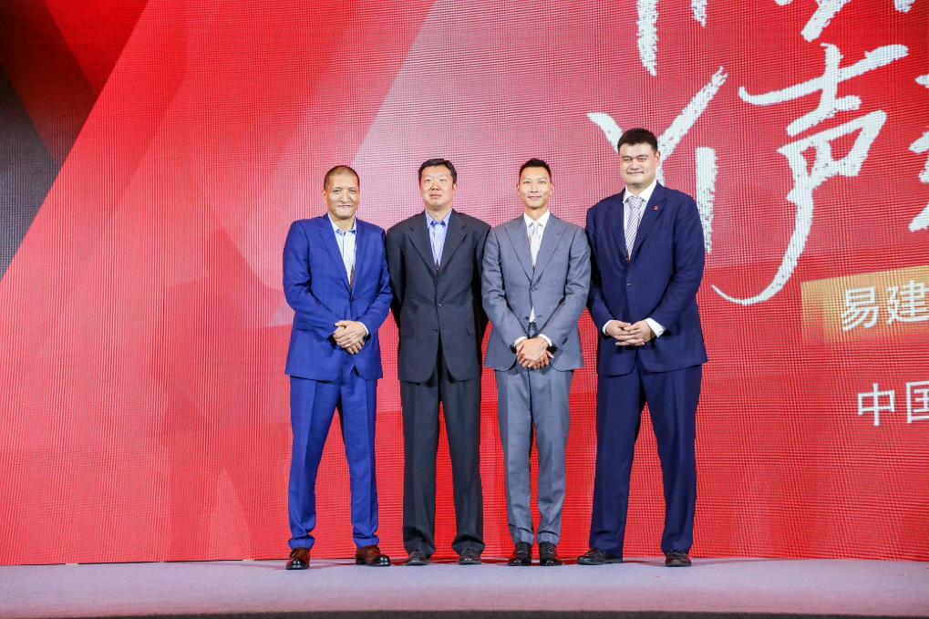 “喜欢篮球致遍体鳞伤” 易建联正式退役