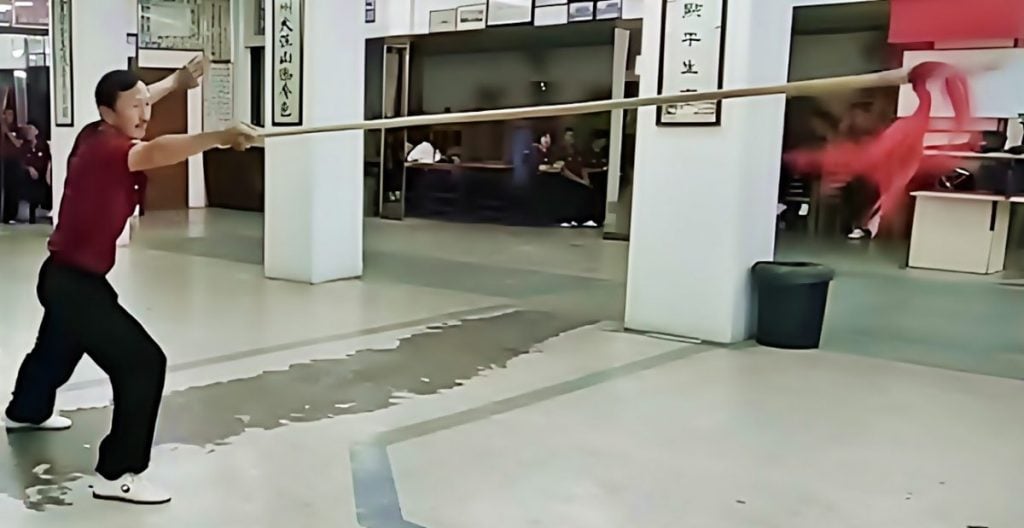 ★9月29日刊登／大霹雳封底主文／【十八般武艺】／安顺古冈州柔奕太极班 勤学太极拳棍枪扇 