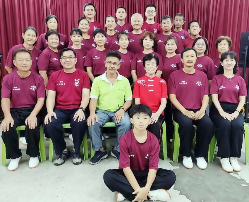 ★9月29日刊登/大霹雳封底主文/【十八般武艺】/安顺古冈州柔奕太极班 勤学太极拳棍枪扇