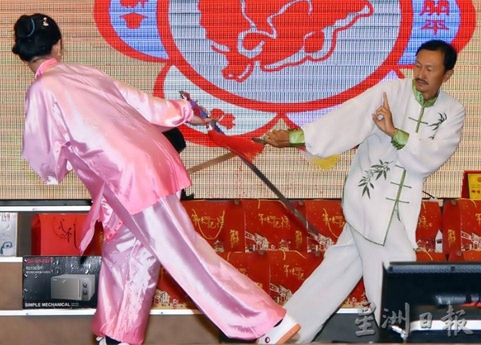 ★9月29日刊登/大霹雳封底主文/【十八般武艺】/安顺古冈州柔奕太极班 勤学太极拳棍枪扇
