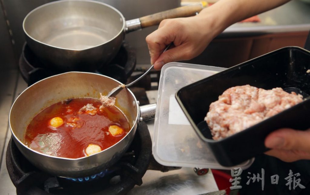 ★9月3日刊登／大霹雳封底主文／【人气美食】／正宗印度风味咖喱板面 俘虏食客的胃