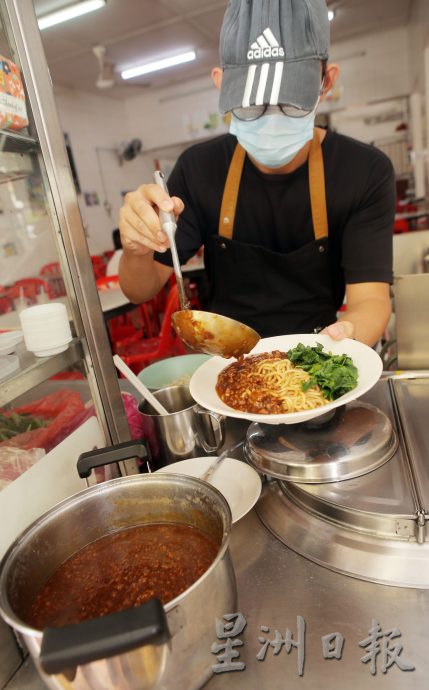★9月3日刊登/大霹雳封底主文/【人气美食】/正宗印度风味咖喱板面 俘虏食客的胃