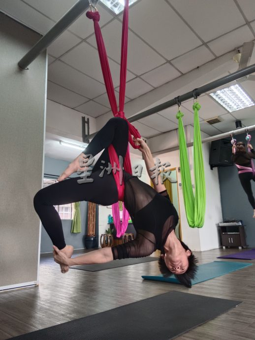 【乐活频道】／空中瑜伽乐趣多 “飞”出自信健康美