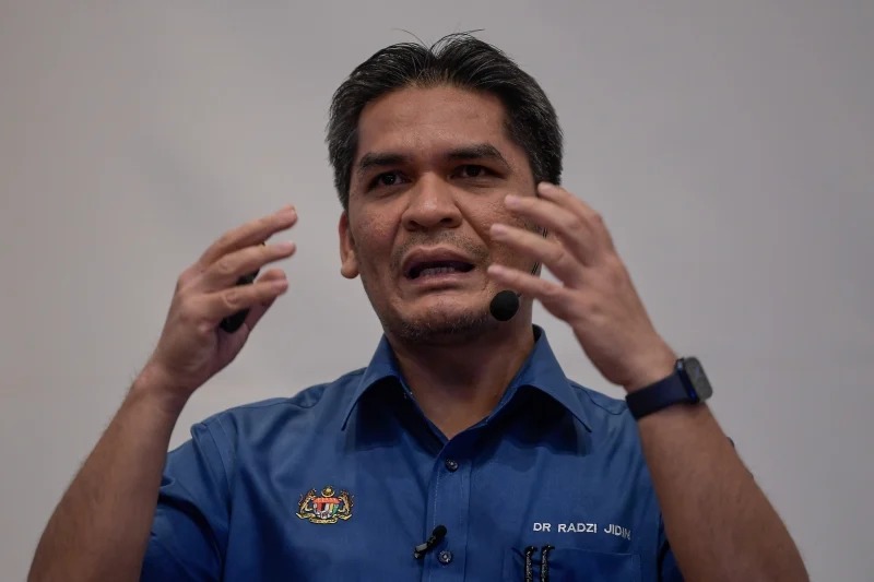 不满拉兹攻击安华 所有部长秘书:冻结他议员资格