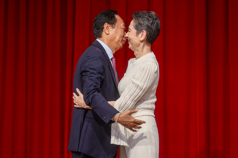 与赖佩霞搭档 郭台铭:“企业家+心灵导师”没政治包袱