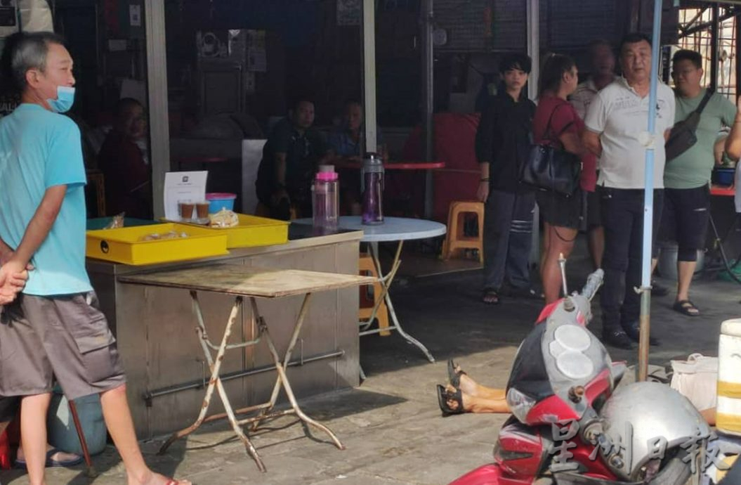 与顾客冲突殴斗死亡 华裔炸香蕉小贩倒地身亡