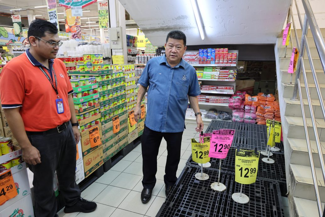 东1:彭行政议员沈春祥巡视超市