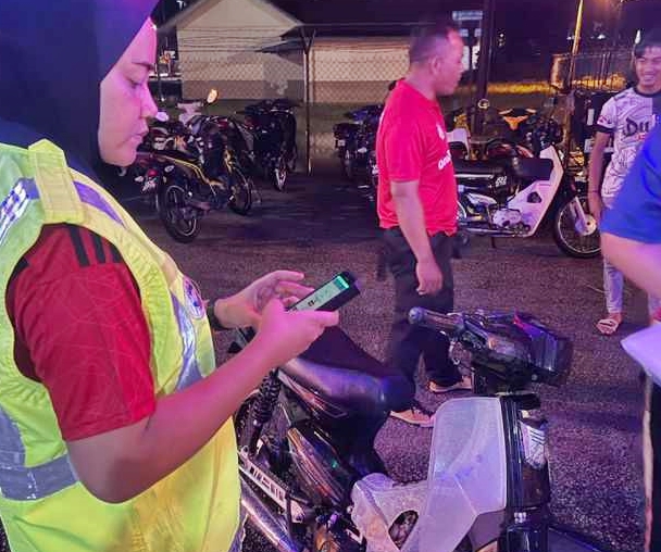 东9:丹州巴西富地警方一项取缔行动中,充公了19辆摩托车。