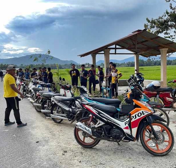 东9:丹州巴西富地警方一项取缔行动中,充公了19辆摩托车。