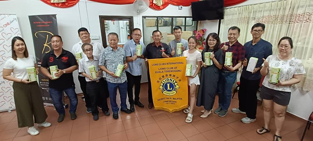 东:瓜登狮子会分发纸制吸管给华校及餐饮业者,带动更多民众参与环保活动并提升环保意识。