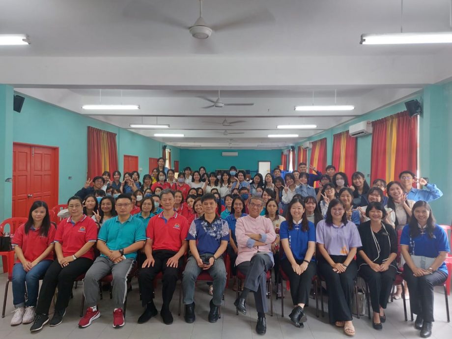 东:“ChatGPT的使用对小学华文教学的挑战及风险”