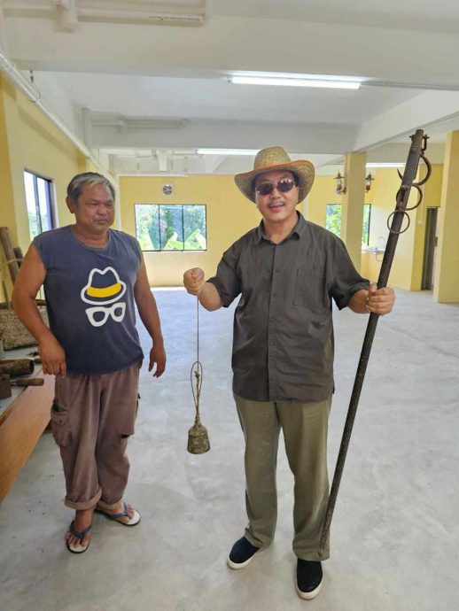 东:世界马来人友好协会分会长兼作家刘宝军重访丹州话望生布赖客家村,以考察最早来到此地落家的华人历史,并得知第一批到此地是的明朝时间的福建客家人。