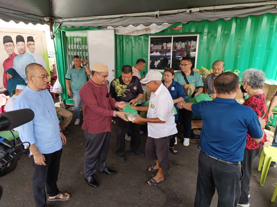 东:丹州政府宣传部举办“榴梿糯米饭”公益活动,派发粮食给200位受惠人士的时候,也附赠美味的榴梿糯米饭。