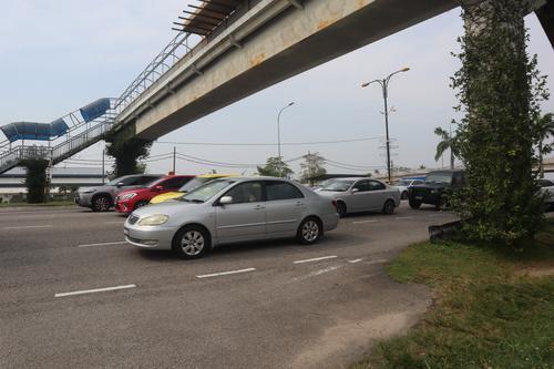 东：丹那布爹路“暗藏危机”的行人天桥开始维修了！