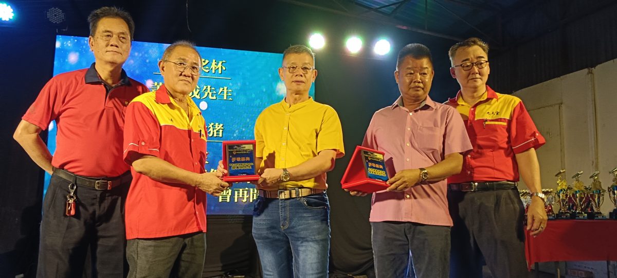 东:关丹华团联合会副会长拿督蔡永祥指出,关丹市政厅将拿督黄亚养1至5路名字更改为鸡蛋花的名字,是关丹市民所不能够接受的事情