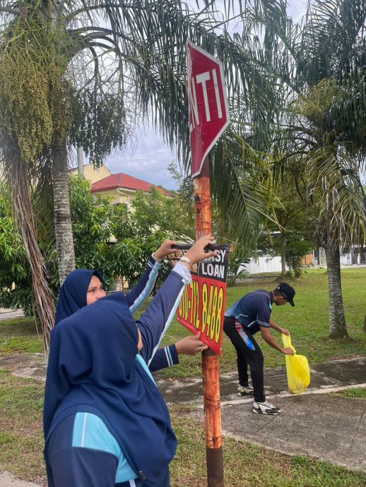 关丹市政厅拆除逾200幅高利贷广告横幅。