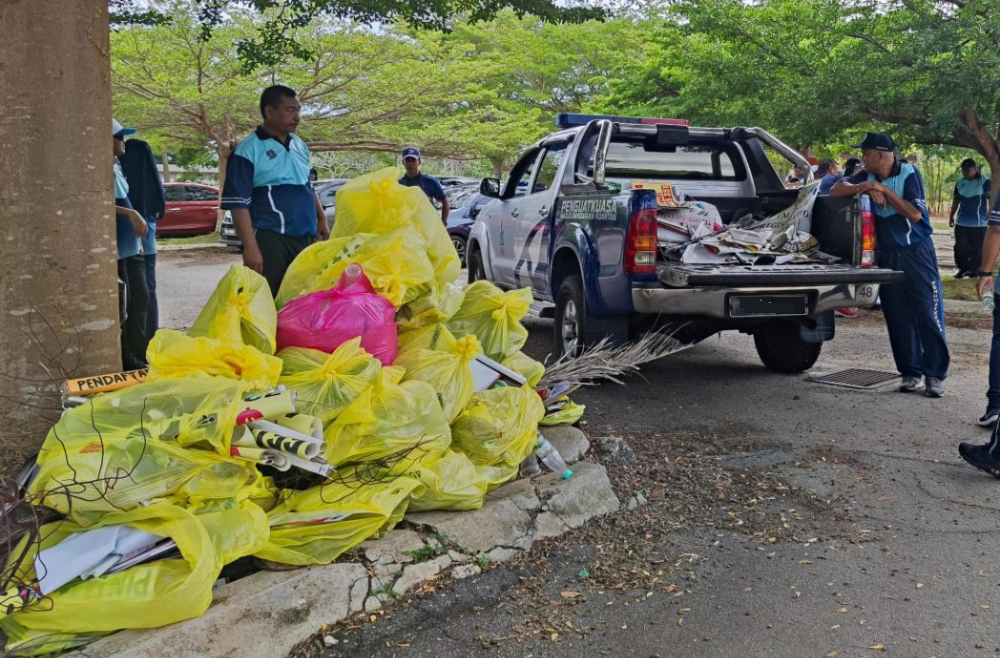关丹市政厅拆除逾200幅高利贷广告横幅。