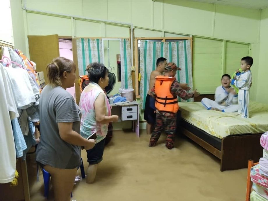 东：劳勿多地发生水灾及停电，水高一尺至4尺不等