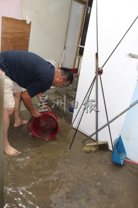 东：劳勿多地发生水灾及停电，水高一尺至4尺不等