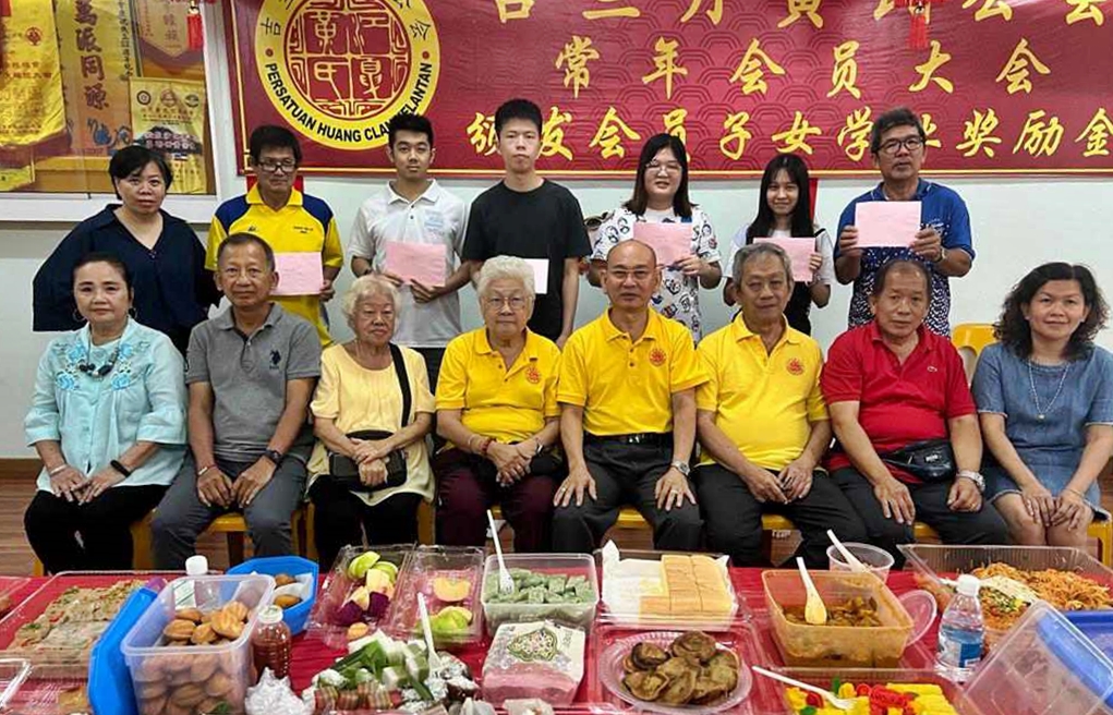 东:吉兰丹黄氏公会会长黄福文表示,该公会一直致力于关心会员们的福利。除了提供免费保险计划,也提供黄氏宗亲助学金。