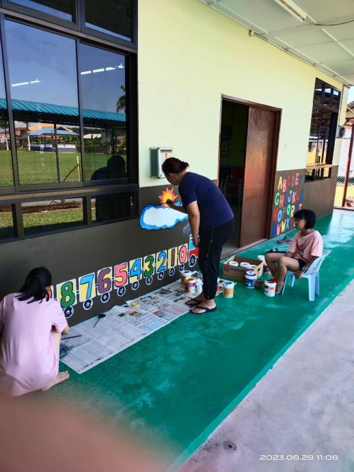 东：吉拉央华小学前班获赞助漆料画4幅壁画