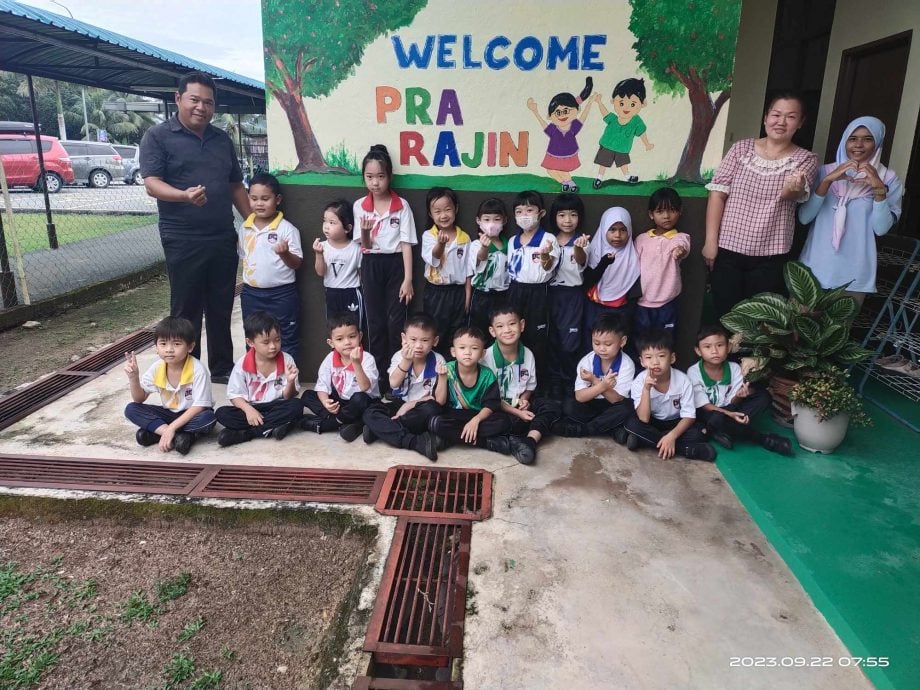 东:吉拉央华小学前班获赞助漆料画4幅壁画