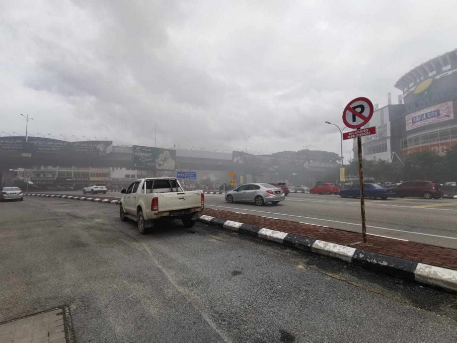 东:哥打峇鲁市内瓜拉吉赖路一间汽车零件店失火,冒出浓烟,车流被迫改道,造成KB MALL购物商场一带大塞车,所幸火灾没有造成人命伤亡。