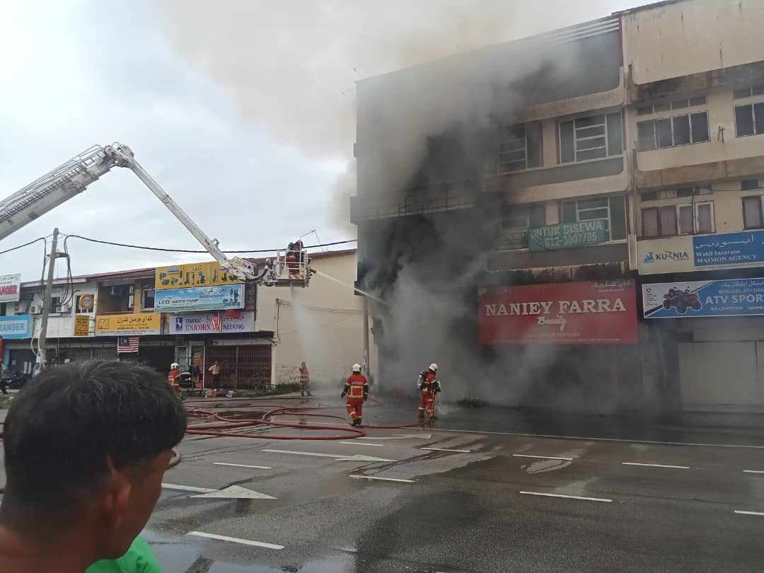 东:哥打峇鲁市内瓜拉吉赖路一间汽车零件店失火,冒出浓烟,车流被迫改道,造成KB MALL购物商场一带大塞车,所幸火灾没有造成人命伤亡。