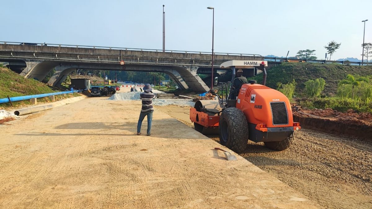 东:士满慕路天桥底下道路维修工程进入尾声。