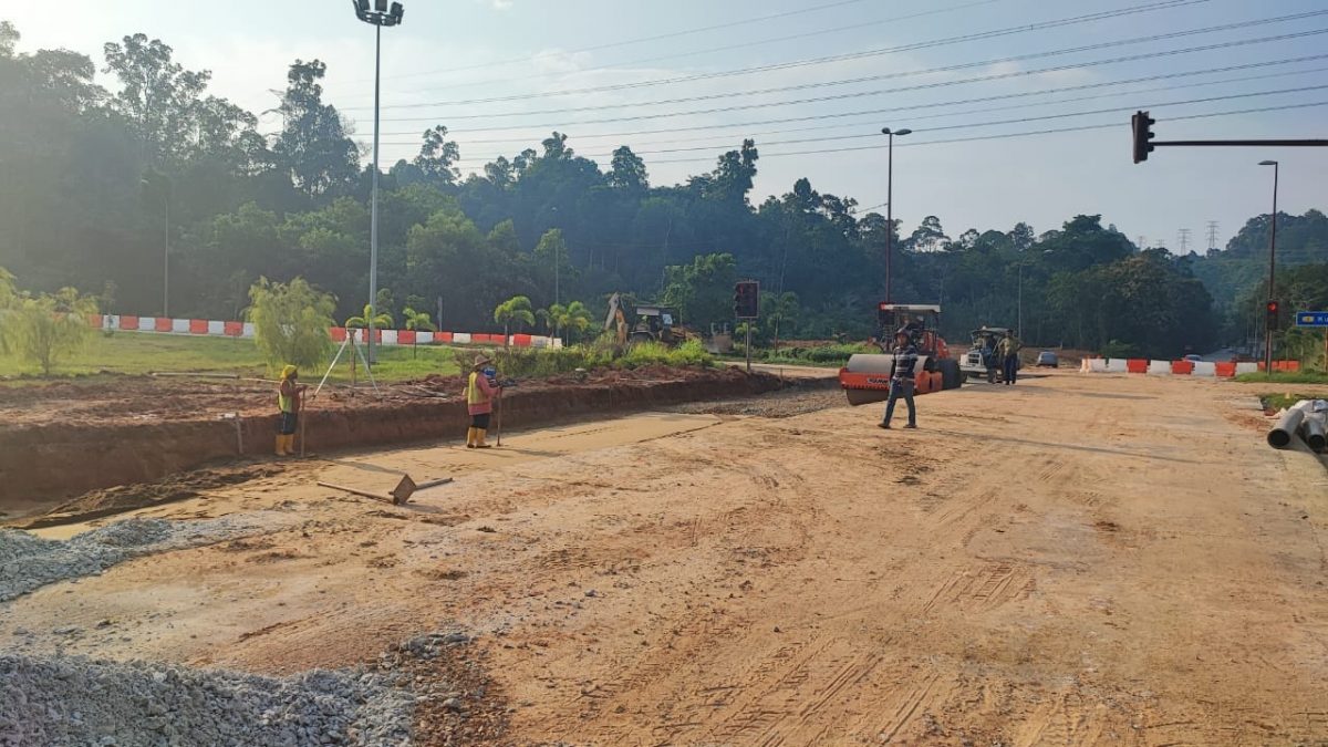 东：士满慕路天桥底下道路维修工程进入尾声。