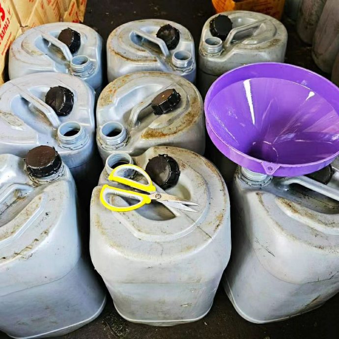 巴西富地一家罗里修理厂背地里进行走私津贴食油的不法勾当。