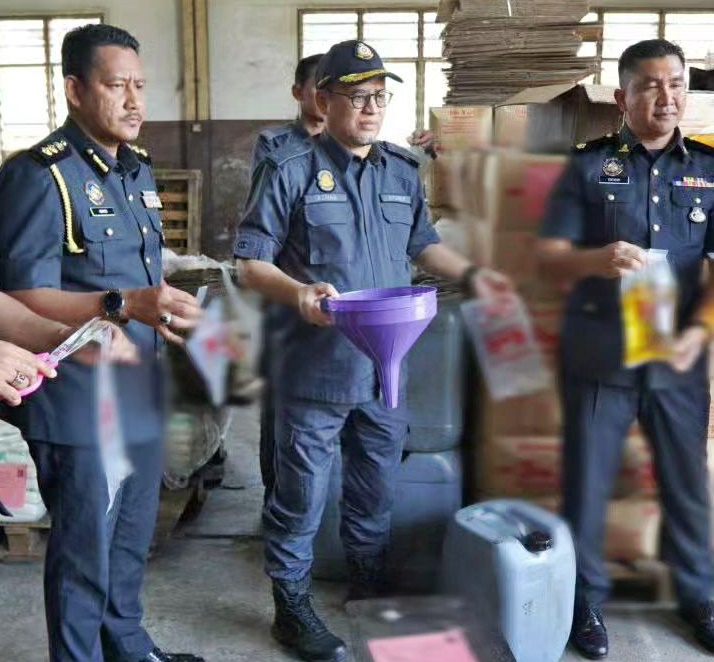 巴西富地一家罗里修理厂背地里进行走私津贴食油的不法勾当。