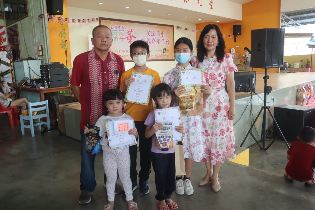 东：星洲日报及文达华小董家协三机构联办，万能企业赞助的“星洲情义嘉年华会”义卖会获近千人响应，场面热闹