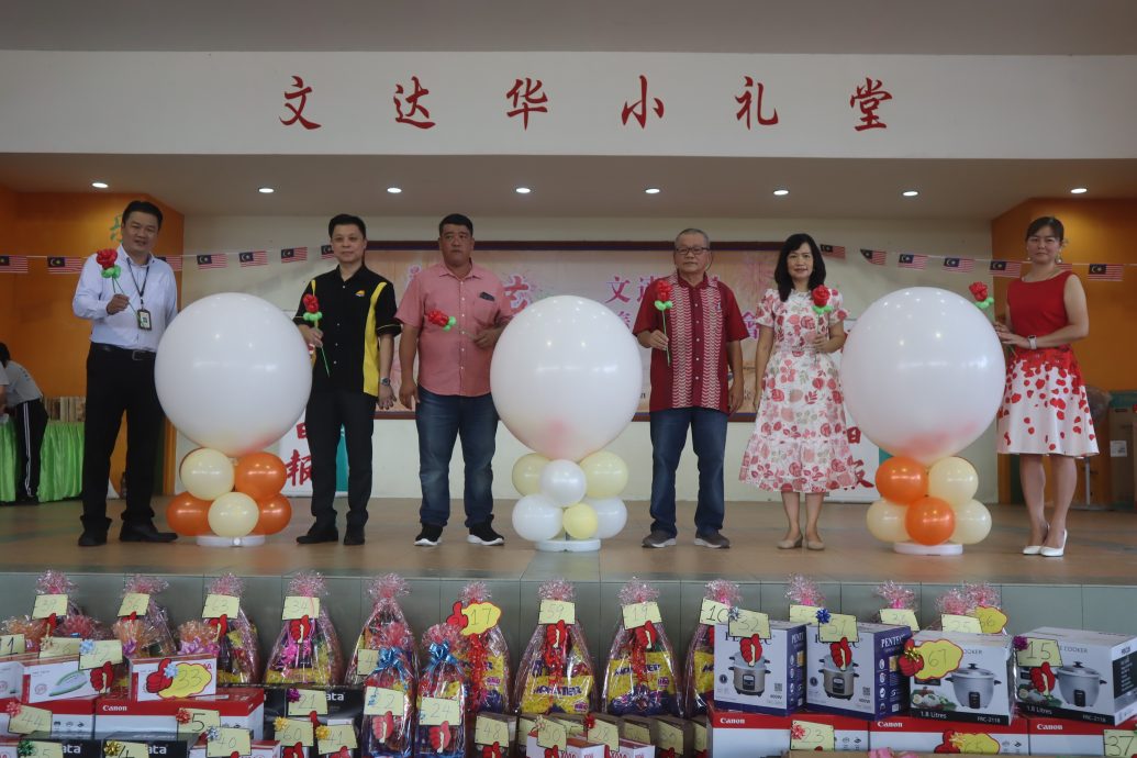东：星洲日报及文达华小董家协三机构联办，万能企业赞助的“星洲情义嘉年华会”义卖会获近千人响应，场面热闹