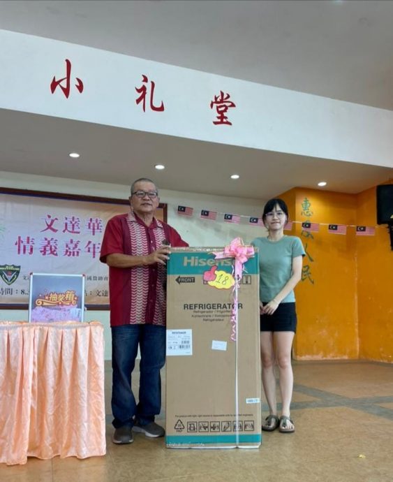 东：星洲日报及文达华小董家协三机构联办，万能企业赞助的“星洲情义嘉年华会”义卖会获近千人响应，场面热闹