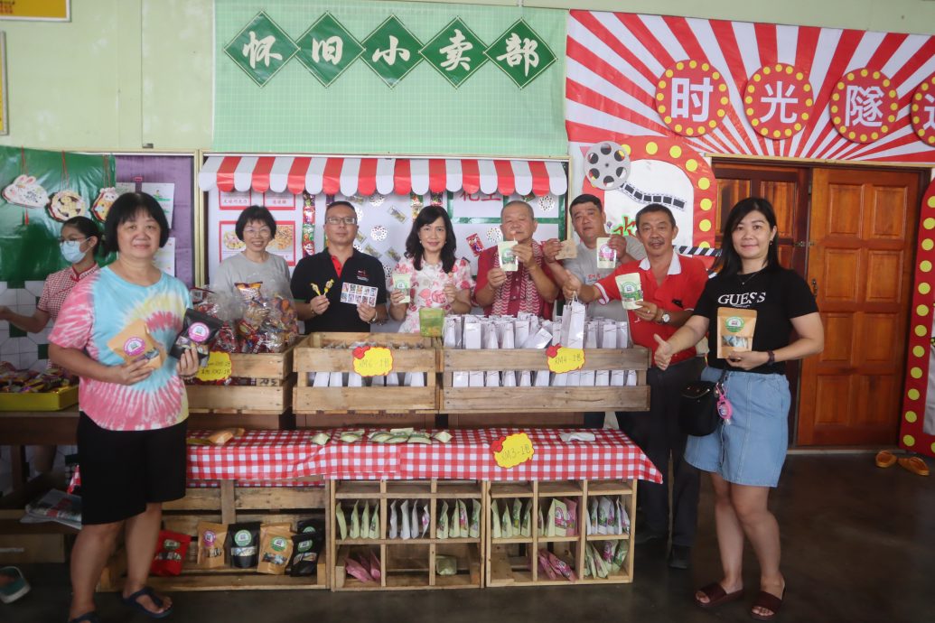 东：星洲日报及文达华小董家协三机构联办，万能企业赞助的“星洲情义嘉年华会”义卖会获近千人响应，场面热闹