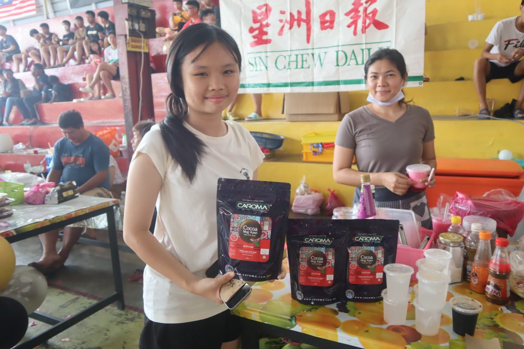 东：星洲日报及文达华小董家协三机构联办，万能企业赞助的“星洲情义嘉年华会”义卖会获近千人响应，场面热闹