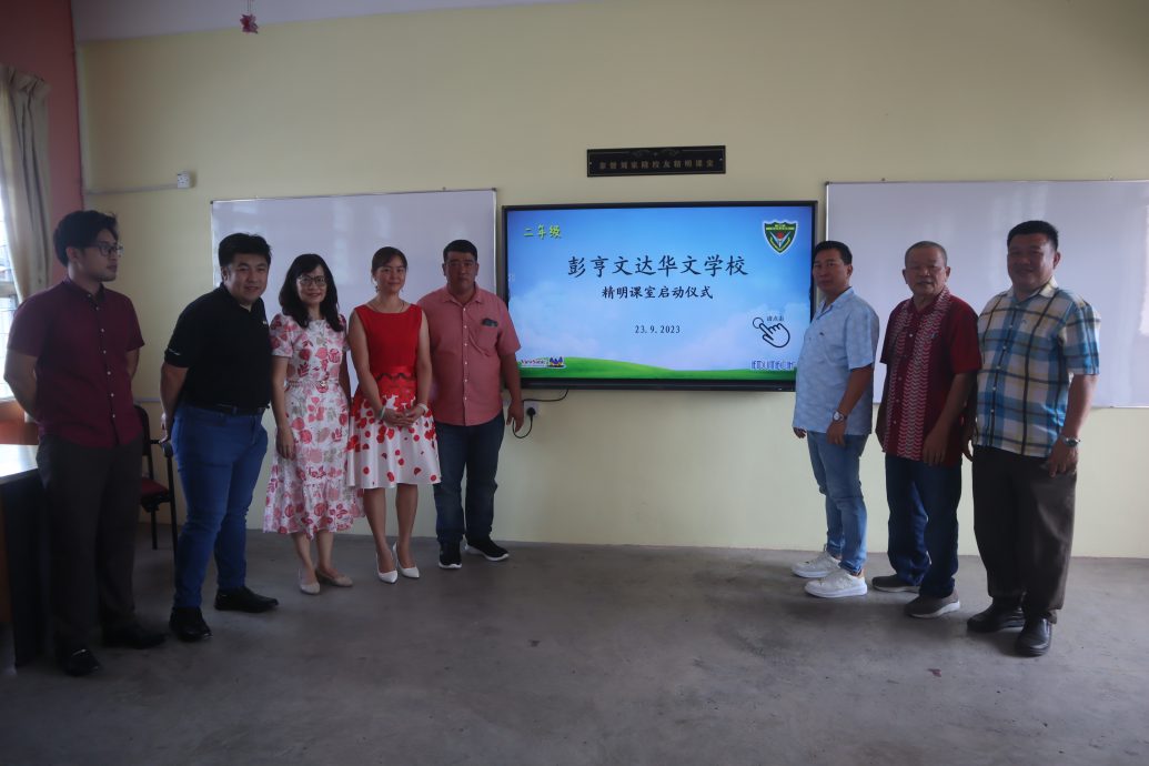 东：星洲日报及文达华小董家协三机构联办，万能企业赞助的“星洲情义嘉年华会”义卖会获近千人响应，场面热闹