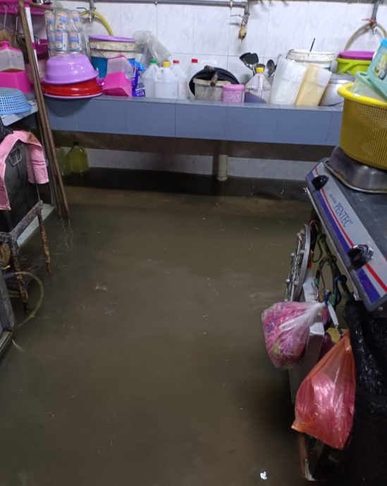 东：昨天傍晚一场豪雨，造成文德甲巴刹突发水灾