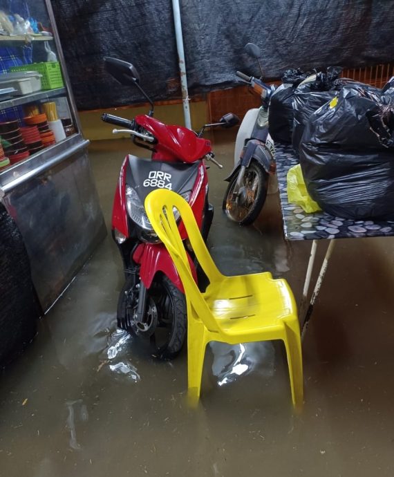 东：昨天傍晚一场豪雨，造成文德甲巴刹突发水灾