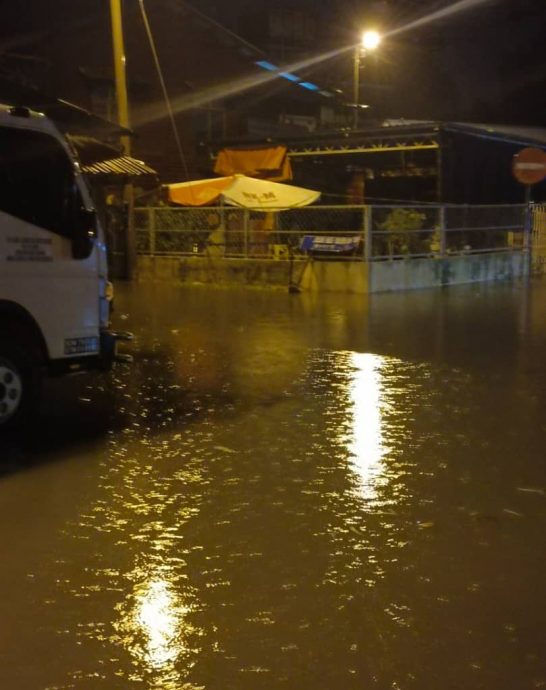 东:昨天傍晚一场豪雨,造成文德甲巴刹突发水灾