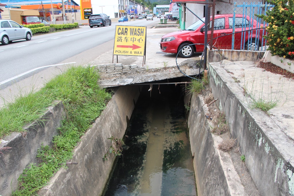 东:曾经发生死亡意外的劳勿立卑路大沟渠及锡克庙前大沟渠,亟需建设栏杆