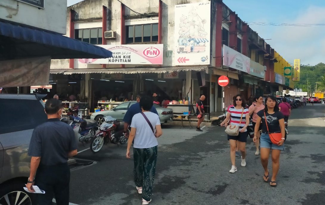东:武吉丁宜男游客被抢金链